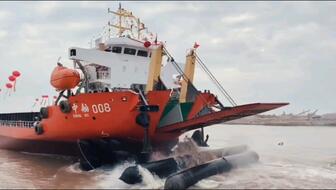 鏟車助推8200噸散貨船“遠景發(fā)展”氣囊上排下水吉水接水順利#氣囊下水#船舶下水#船用氣囊#散貨船下水#遠景發(fā)展