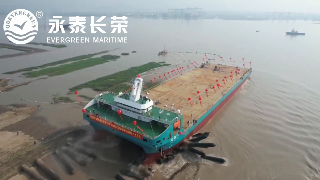 2023 年 6 月,全球首艘江海直達DP2多用途雙體運輸接駁船“風(fēng)海達“在浙江臺州方振船業(yè)采用氣囊上排下水順利吉水。